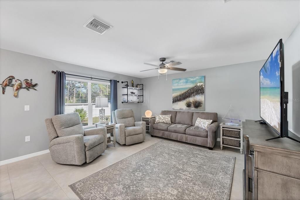 For Sale: $280,000 (3 beds, 2 baths, 1367 Square Feet)