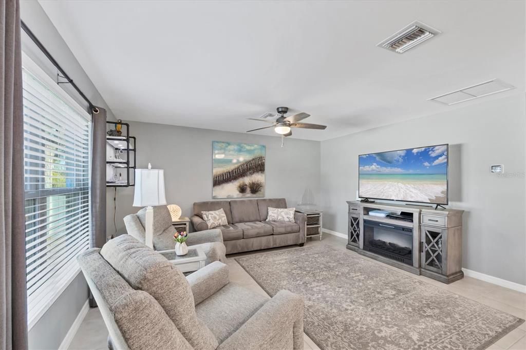 For Sale: $280,000 (3 beds, 2 baths, 1367 Square Feet)