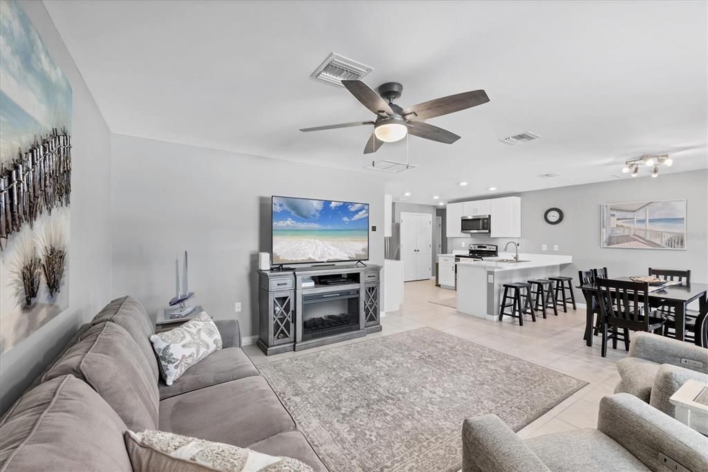 For Sale: $280,000 (3 beds, 2 baths, 1367 Square Feet)