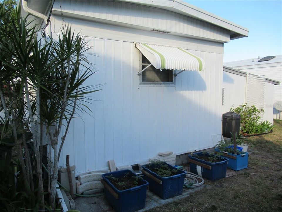 For Sale: $119,900 (2 beds, 1 baths, 528 Square Feet)