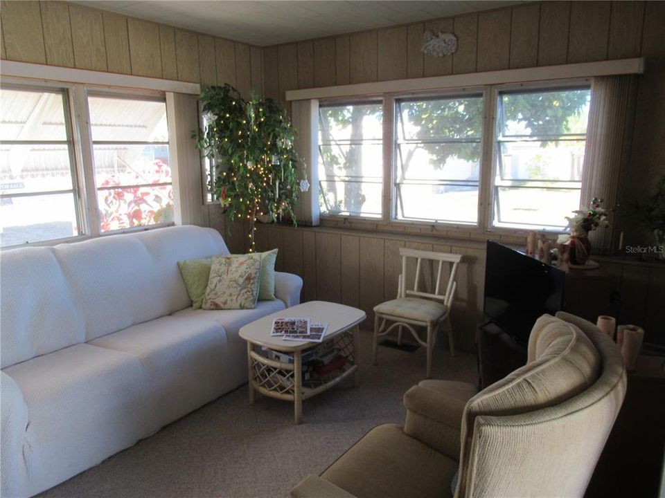 For Sale: $119,900 (2 beds, 1 baths, 528 Square Feet)