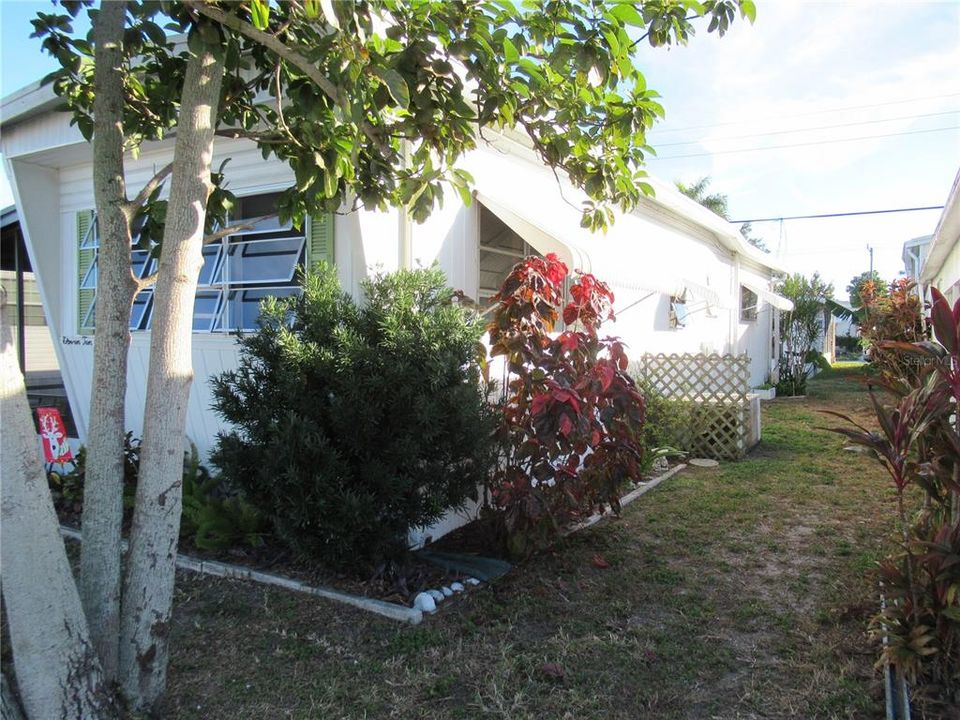For Sale: $119,900 (2 beds, 1 baths, 528 Square Feet)