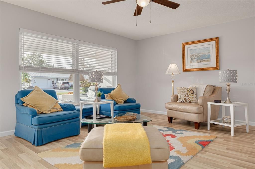 На продажу: $400,000 (2 спален, 2 ванн, 1647 Квадратных фут)