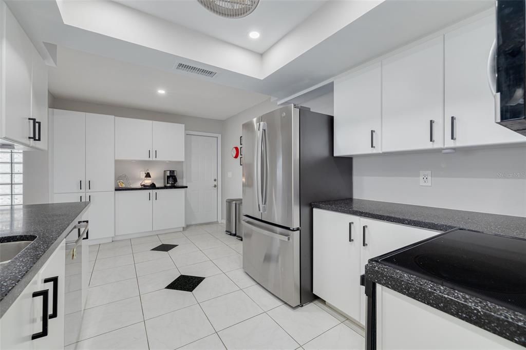 На продажу: $400,000 (2 спален, 2 ванн, 1647 Квадратных фут)