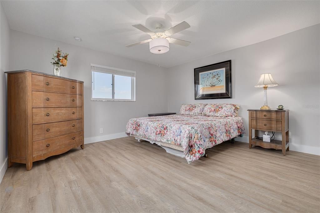 На продажу: $400,000 (2 спален, 2 ванн, 1647 Квадратных фут)