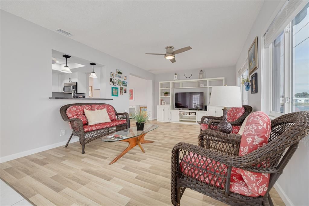 На продажу: $400,000 (2 спален, 2 ванн, 1647 Квадратных фут)