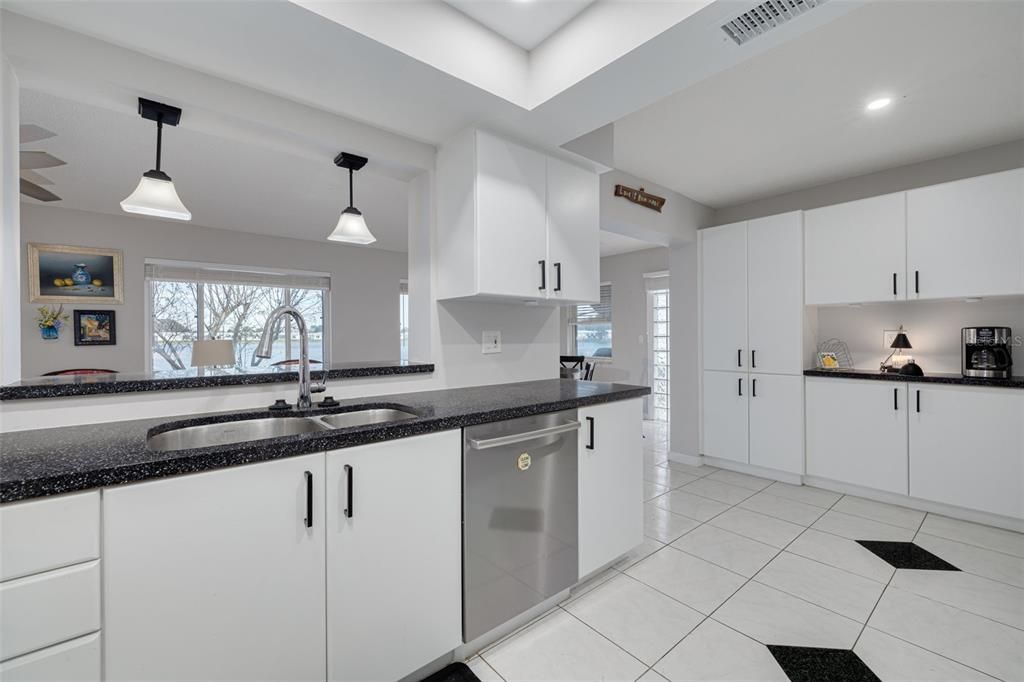 На продажу: $400,000 (2 спален, 2 ванн, 1647 Квадратных фут)