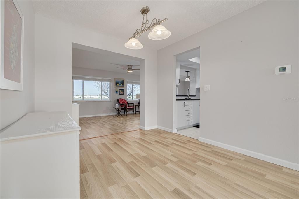 На продажу: $400,000 (2 спален, 2 ванн, 1647 Квадратных фут)