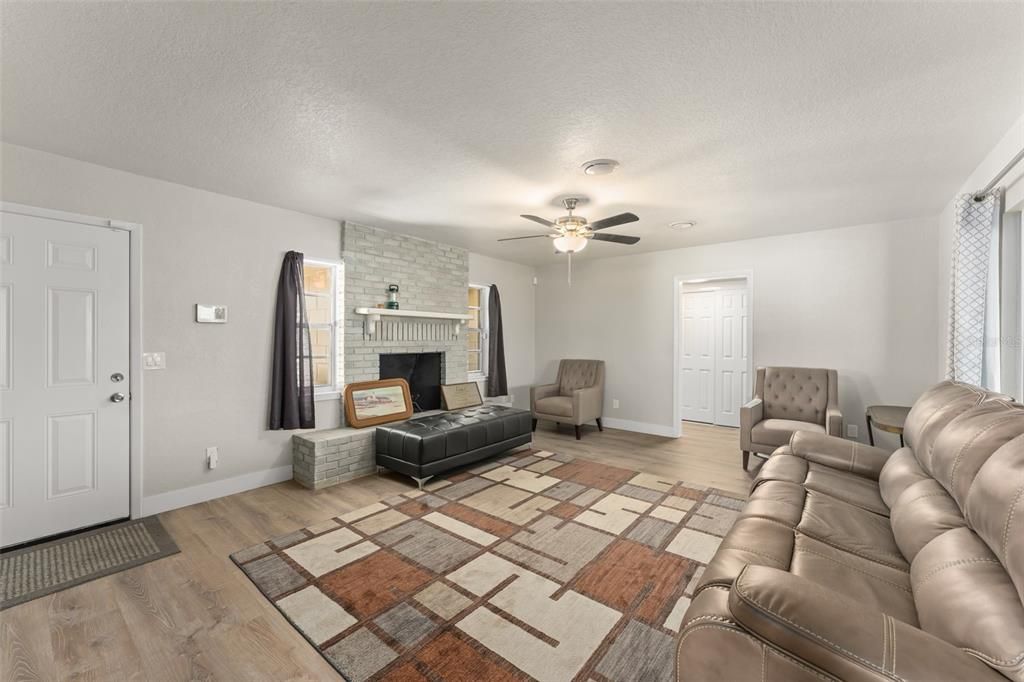 For Sale: $350,000 (2 beds, 2 baths, 1424 Square Feet)