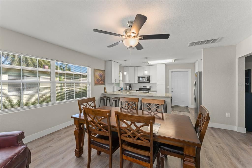 For Sale: $350,000 (2 beds, 2 baths, 1424 Square Feet)