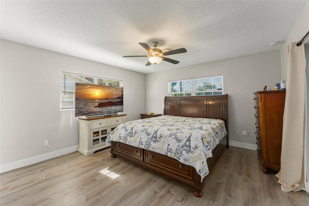 For Sale: $350,000 (2 beds, 2 baths, 1424 Square Feet)