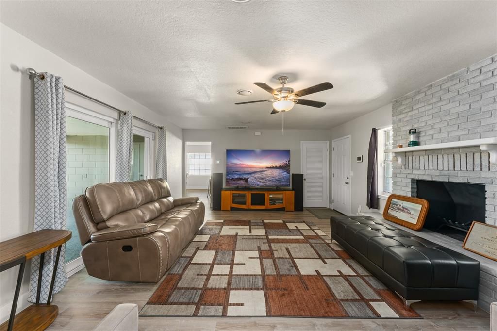 For Sale: $350,000 (2 beds, 2 baths, 1424 Square Feet)