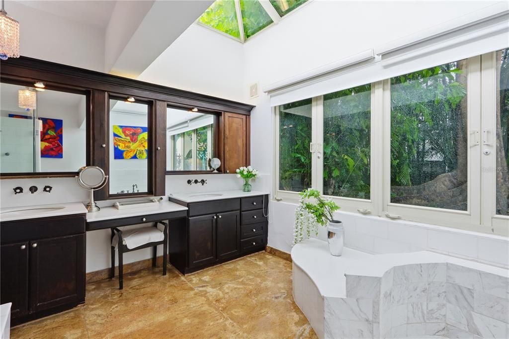 На продажу: $2,200,000 (5 спален, 4 ванн, 5599 Квадратных фут)