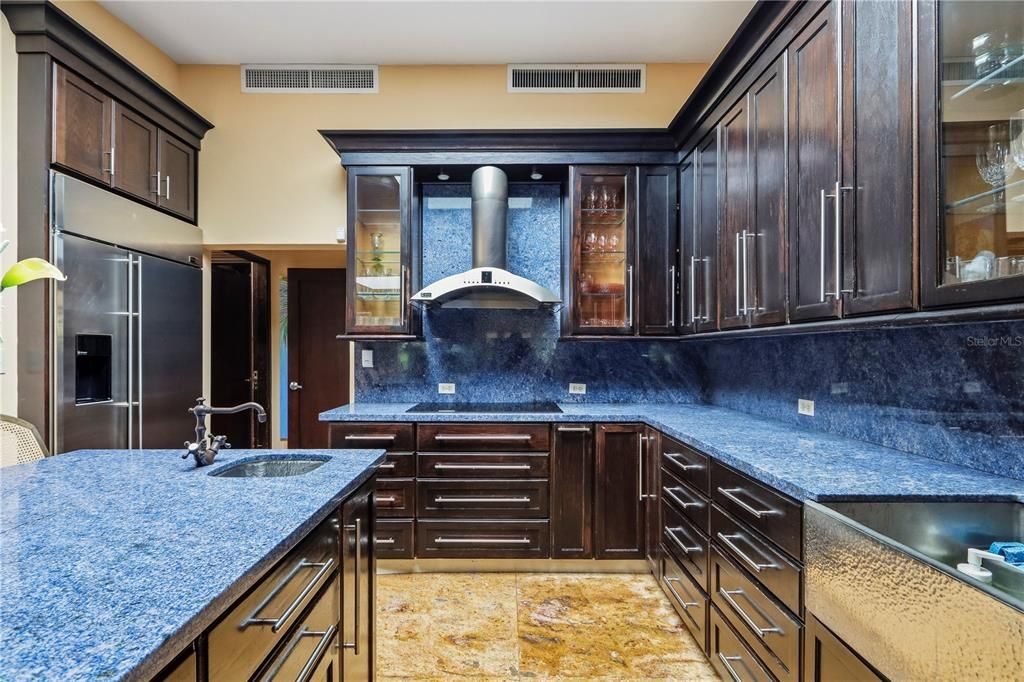 На продажу: $2,200,000 (5 спален, 4 ванн, 5599 Квадратных фут)