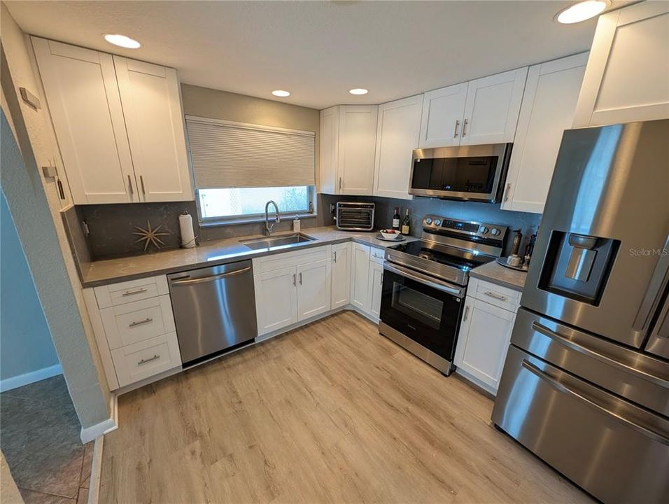 На продажу: $279,000 (2 спален, 2 ванн, 1325 Квадратных фут)