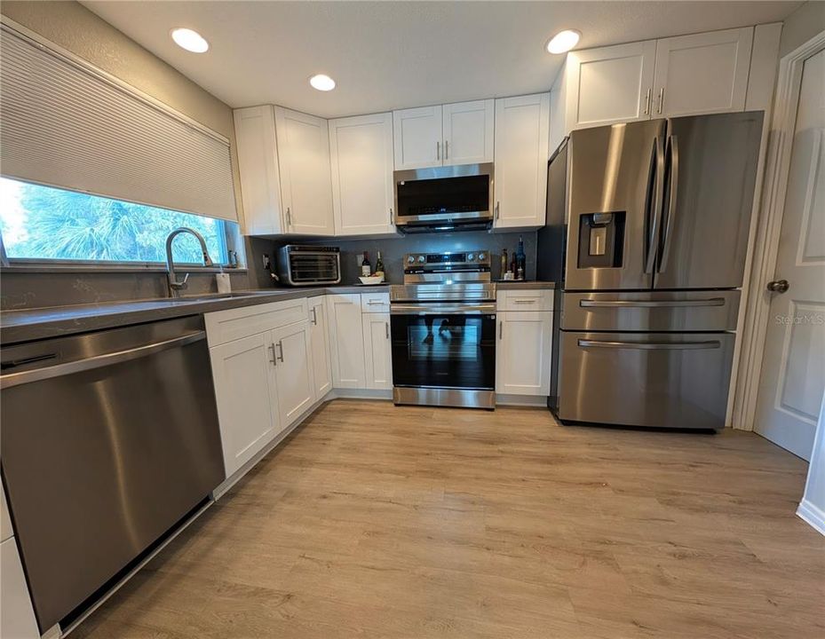 На продажу: $279,000 (2 спален, 2 ванн, 1325 Квадратных фут)