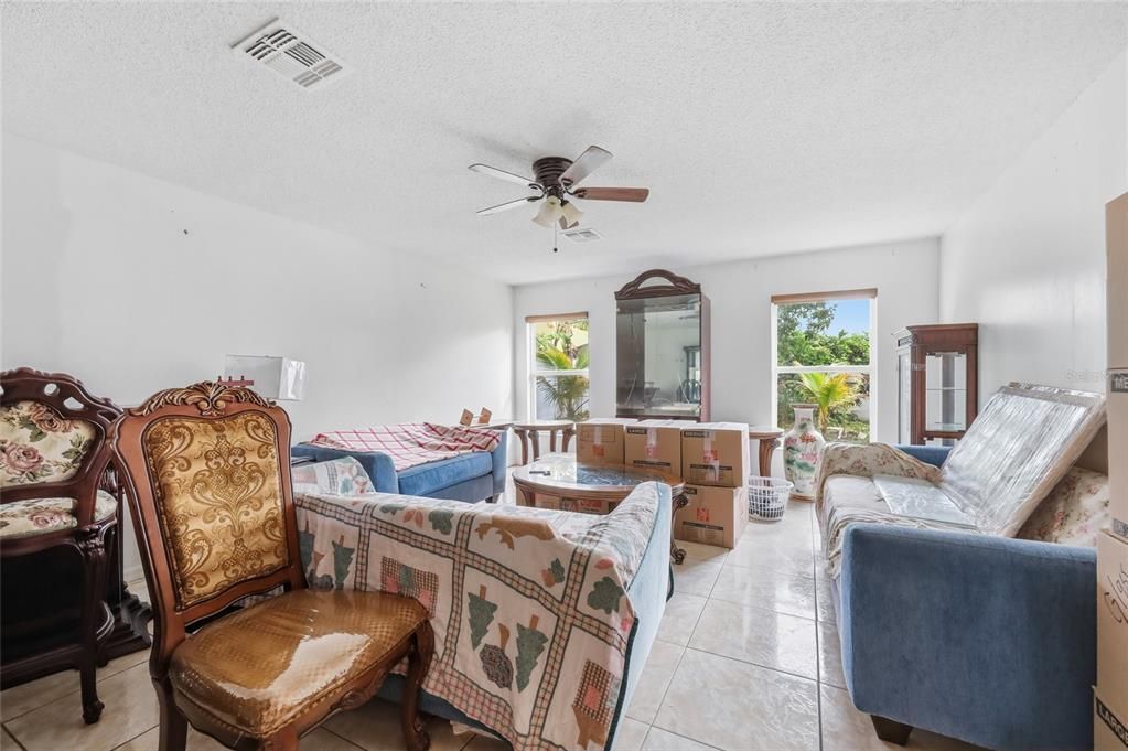 En Venta: $455,900 (5 camas, 2 baños, 2585 Pies cuadrados)