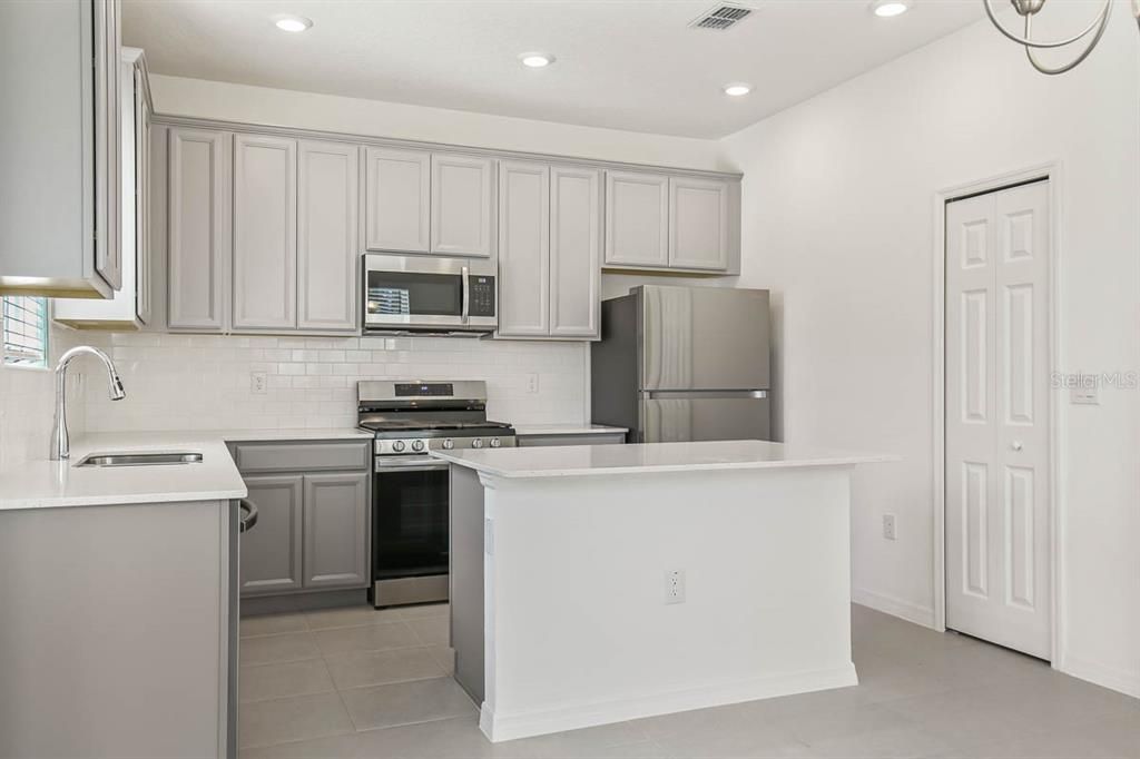 В аренду: $2,450 (3 спален, 2 ванн, 1720 Квадратных фут)