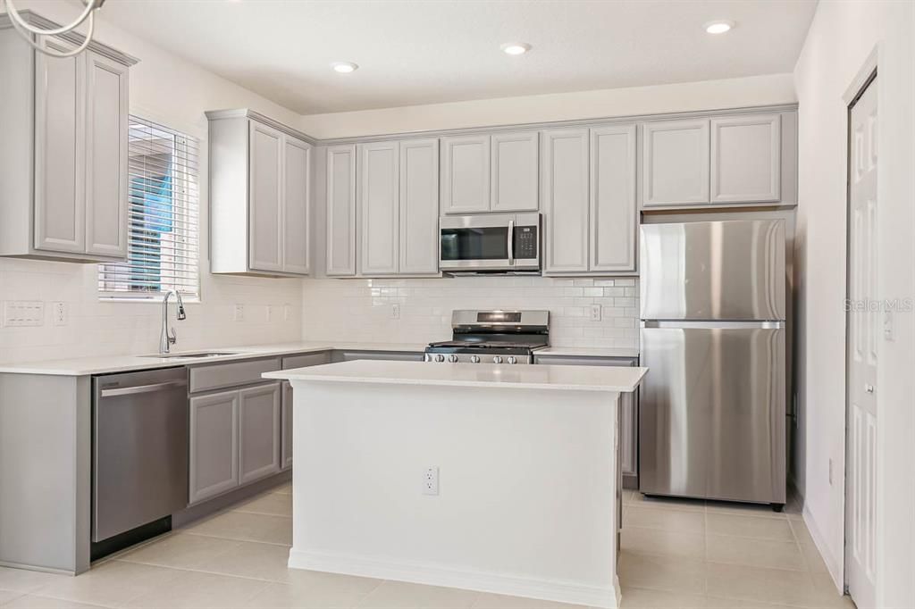 В аренду: $2,450 (3 спален, 2 ванн, 1720 Квадратных фут)