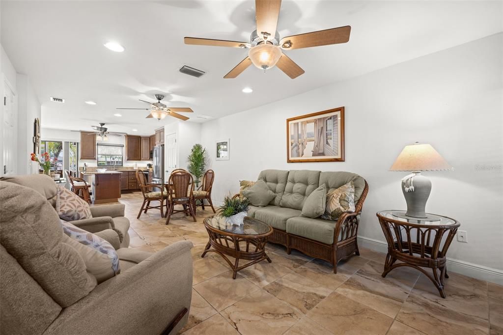 En Venta: $285,000 (2 camas, 2 baños, 1015 Pies cuadrados)