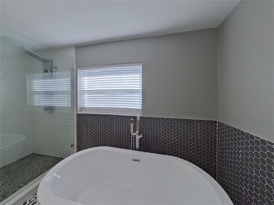 For Rent: $3,259 (4 beds, 3 baths, 2098 Square Feet)