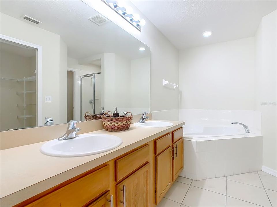 На продажу: $279,999 (3 спален, 2 ванн, 1799 Квадратных фут)