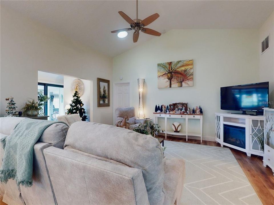 待售: $395,000 (3 贝兹, 2 浴室, 1624 平方英尺)