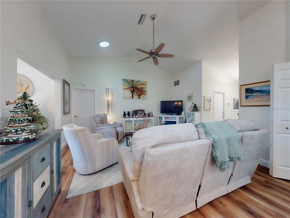 待售: $395,000 (3 贝兹, 2 浴室, 1624 平方英尺)