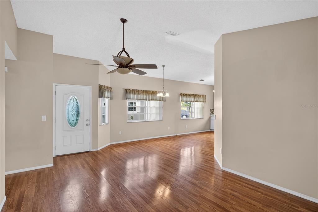 En Venta: $275,000 (3 camas, 2 baños, 1065 Pies cuadrados)