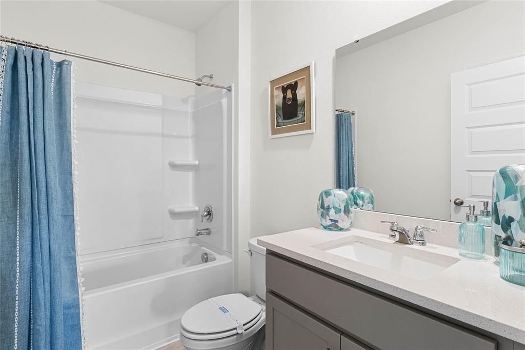 Activo con contrato: $423,490 (5 camas, 3 baños, 2077 Pies cuadrados)