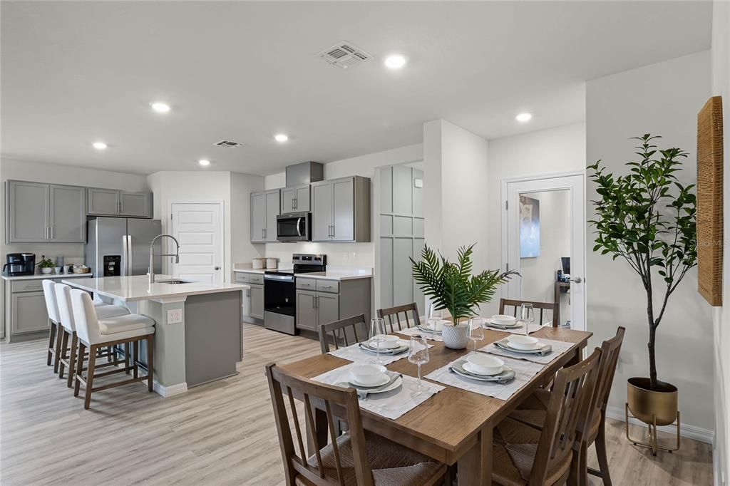 Activo con contrato: $423,490 (5 camas, 3 baños, 2077 Pies cuadrados)