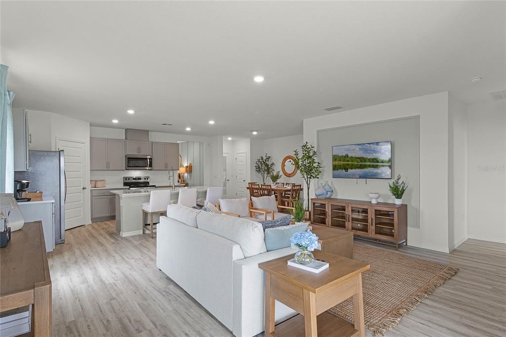 Activo con contrato: $423,490 (5 camas, 3 baños, 2077 Pies cuadrados)