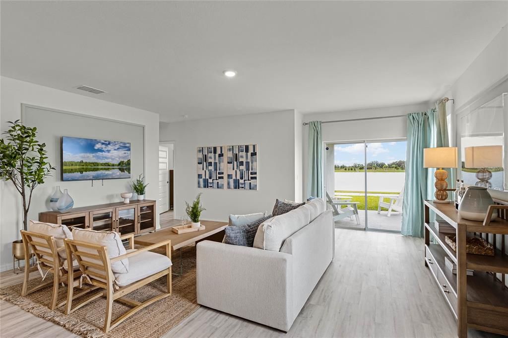 Activo con contrato: $423,490 (5 camas, 3 baños, 2077 Pies cuadrados)