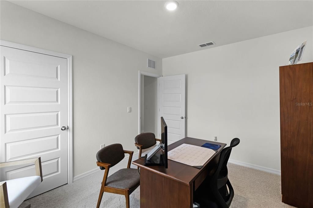 Activo con contrato: $423,490 (5 camas, 3 baños, 2077 Pies cuadrados)