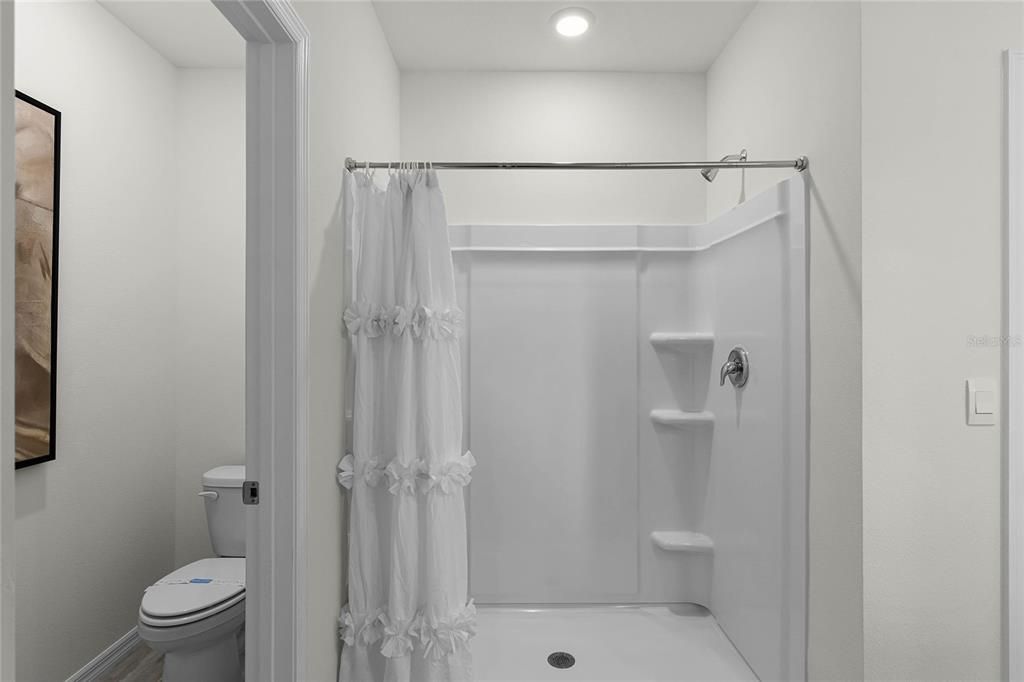 Activo con contrato: $423,490 (5 camas, 3 baños, 2077 Pies cuadrados)