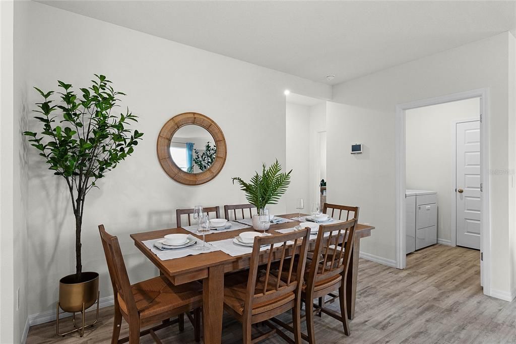 Activo con contrato: $423,490 (5 camas, 3 baños, 2077 Pies cuadrados)