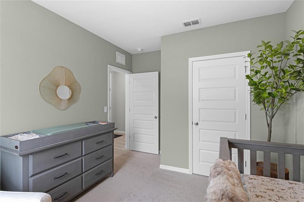 Activo con contrato: $423,490 (5 camas, 3 baños, 2077 Pies cuadrados)