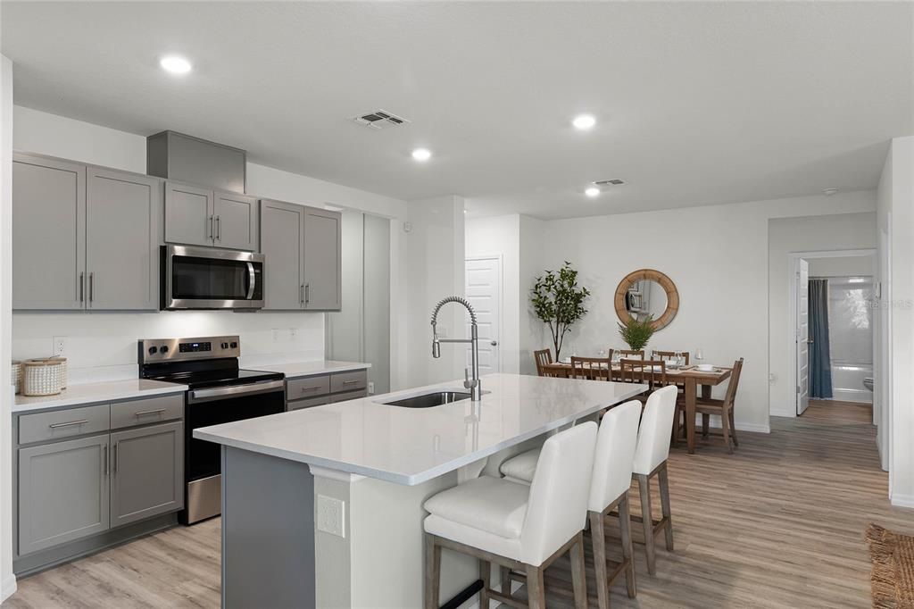 Activo con contrato: $423,490 (5 camas, 3 baños, 2077 Pies cuadrados)