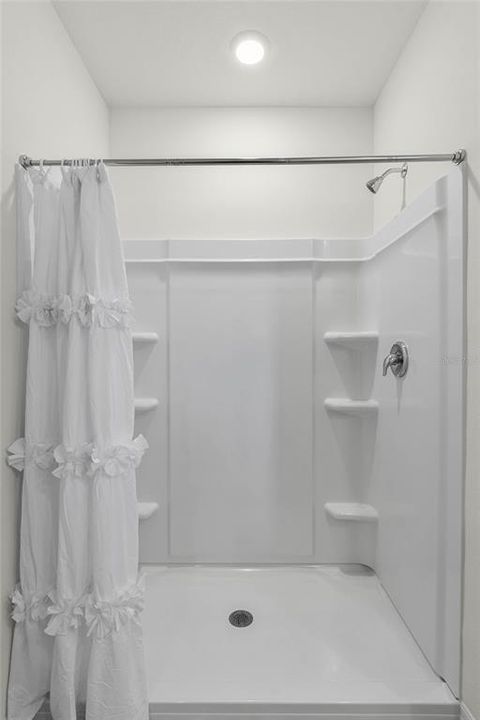 Activo con contrato: $423,490 (5 camas, 3 baños, 2077 Pies cuadrados)