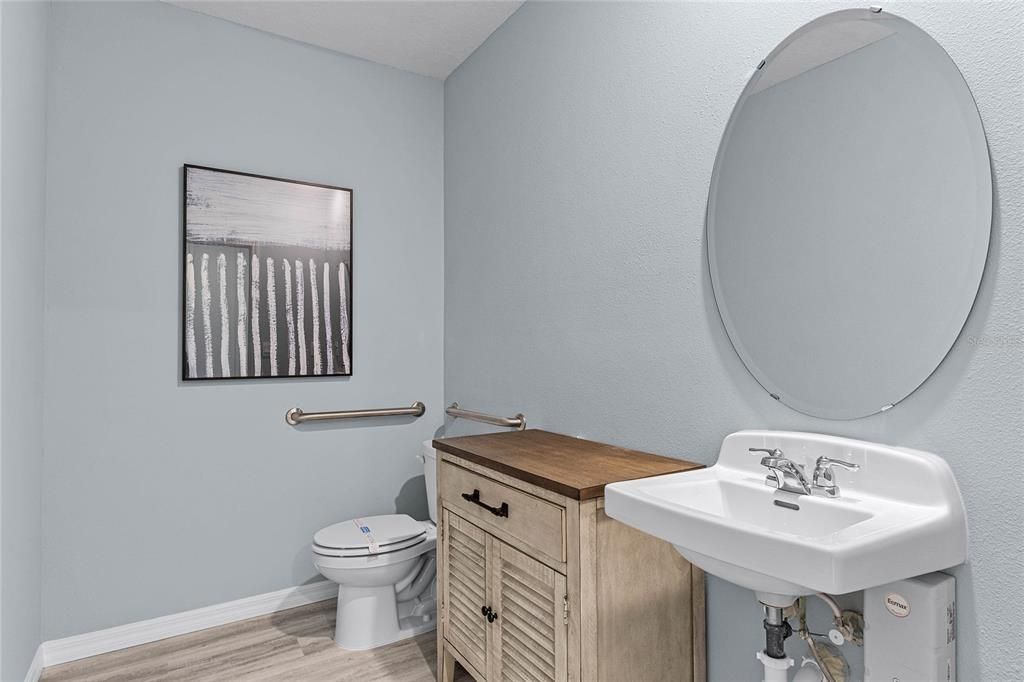 Activo con contrato: $423,490 (5 camas, 3 baños, 2077 Pies cuadrados)