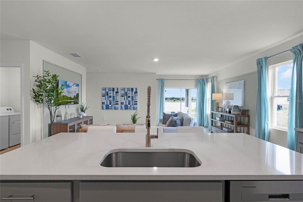 Activo con contrato: $423,490 (5 camas, 3 baños, 2077 Pies cuadrados)