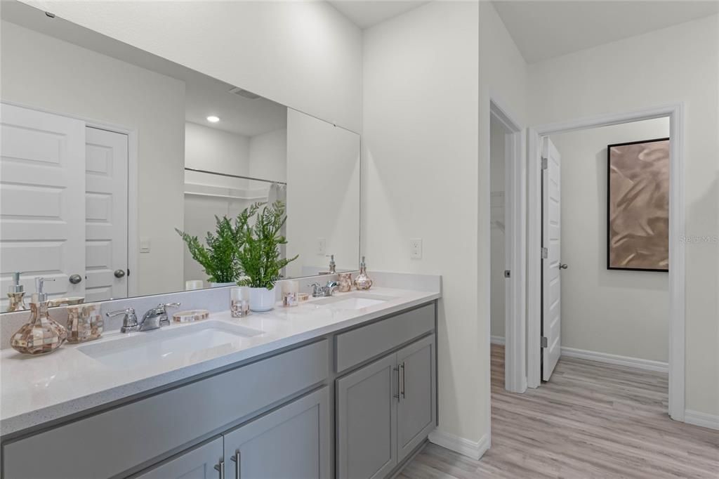 Activo con contrato: $423,490 (5 camas, 3 baños, 2077 Pies cuadrados)