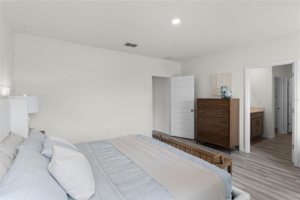 Activo con contrato: $423,490 (5 camas, 3 baños, 2077 Pies cuadrados)