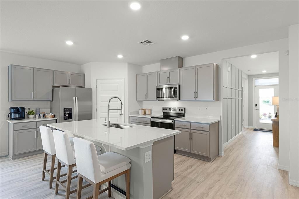 Activo con contrato: $423,490 (5 camas, 3 baños, 2077 Pies cuadrados)