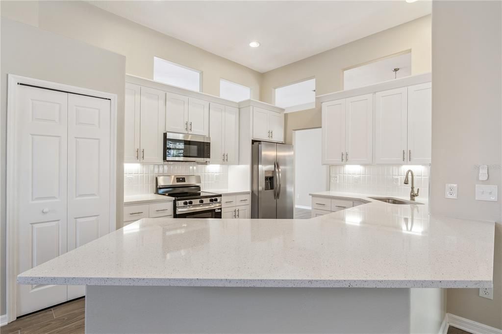 En Venta: $580,000 (4 camas, 2 baños, 2227 Pies cuadrados)