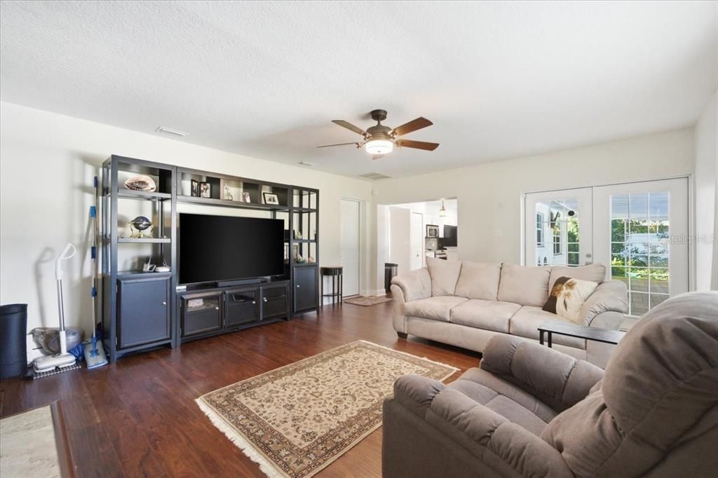 En Venta: $585,500 (4 camas, 2 baños, 2178 Pies cuadrados)