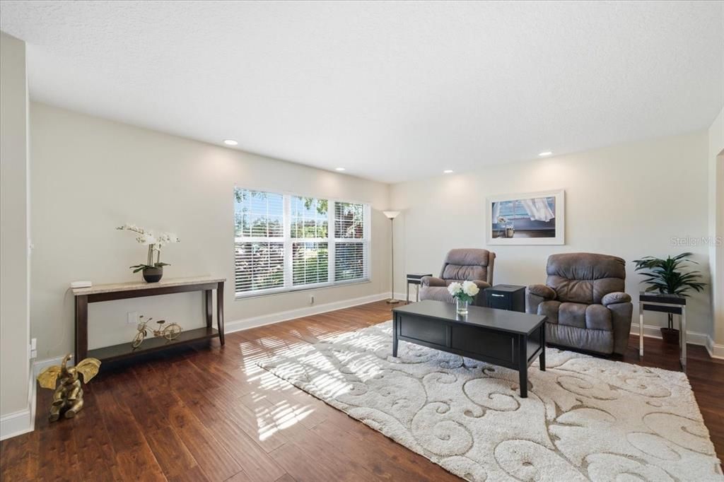 En Venta: $585,500 (4 camas, 2 baños, 2178 Pies cuadrados)