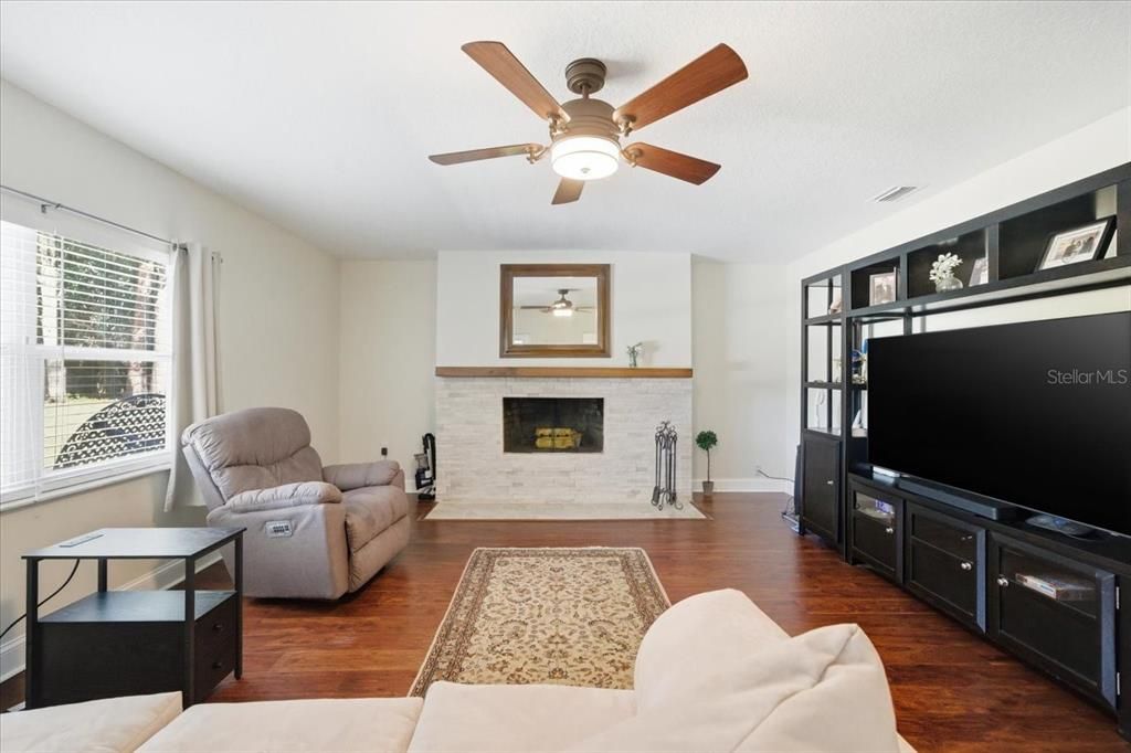 En Venta: $585,500 (4 camas, 2 baños, 2178 Pies cuadrados)