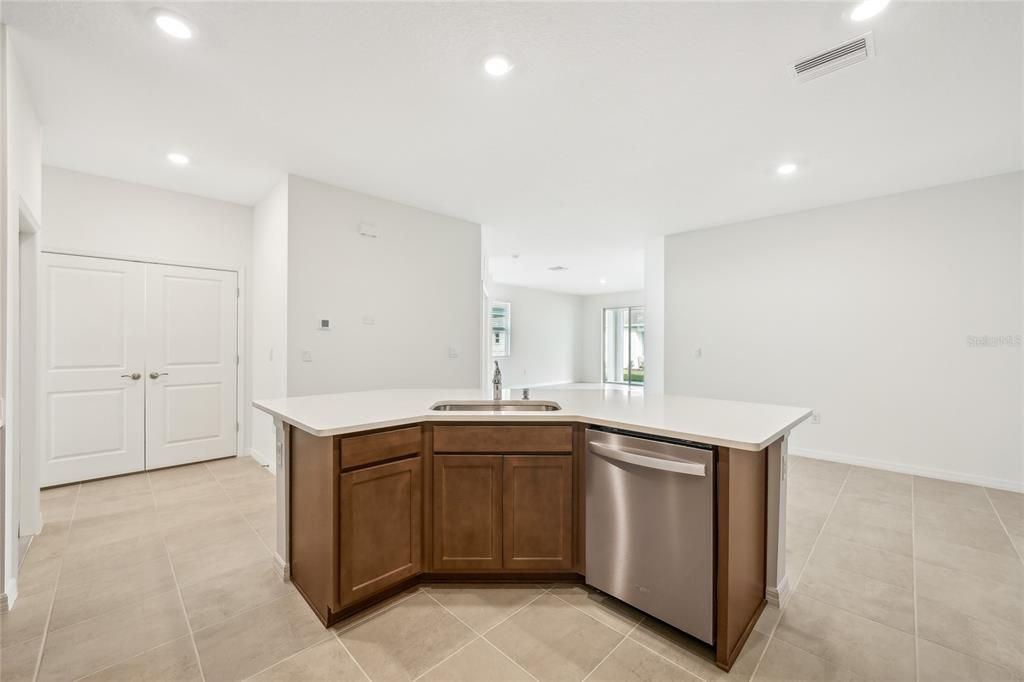 В аренду: $2,500 (3 спален, 2 ванн, 1564 Квадратных фут)