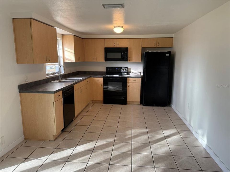 В аренду: $1,800 (2 спален, 1 ванн, 924 Квадратных фут)